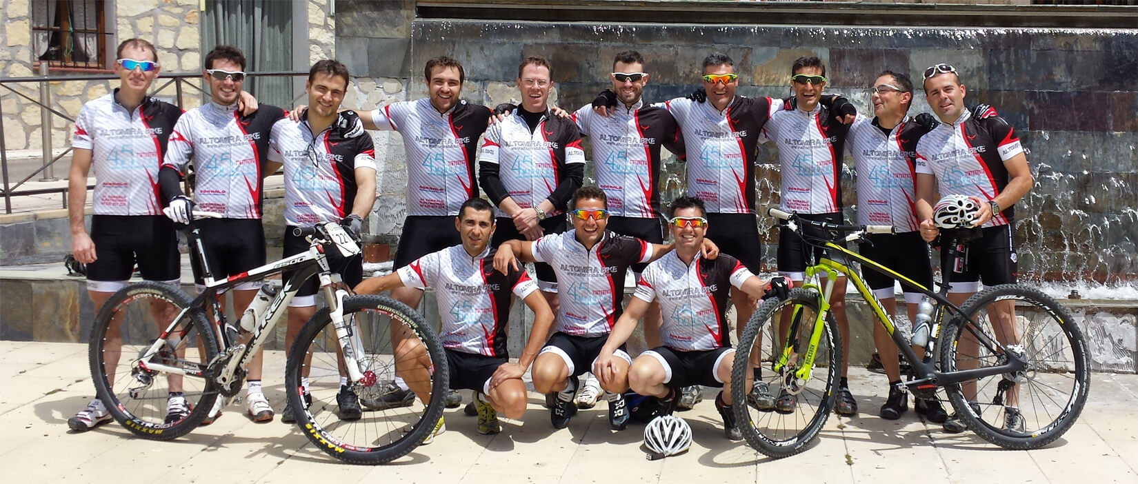 Equipación del Club Ciclista Altomira Bike patrocinado por Tintorería 45 Minutos