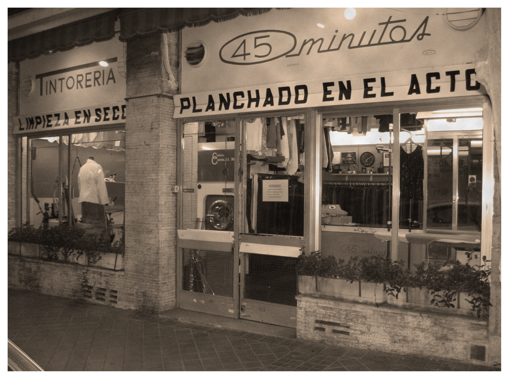 Fachada histórica de Tintorería 45 Minutos en los años 70 en Chamberí