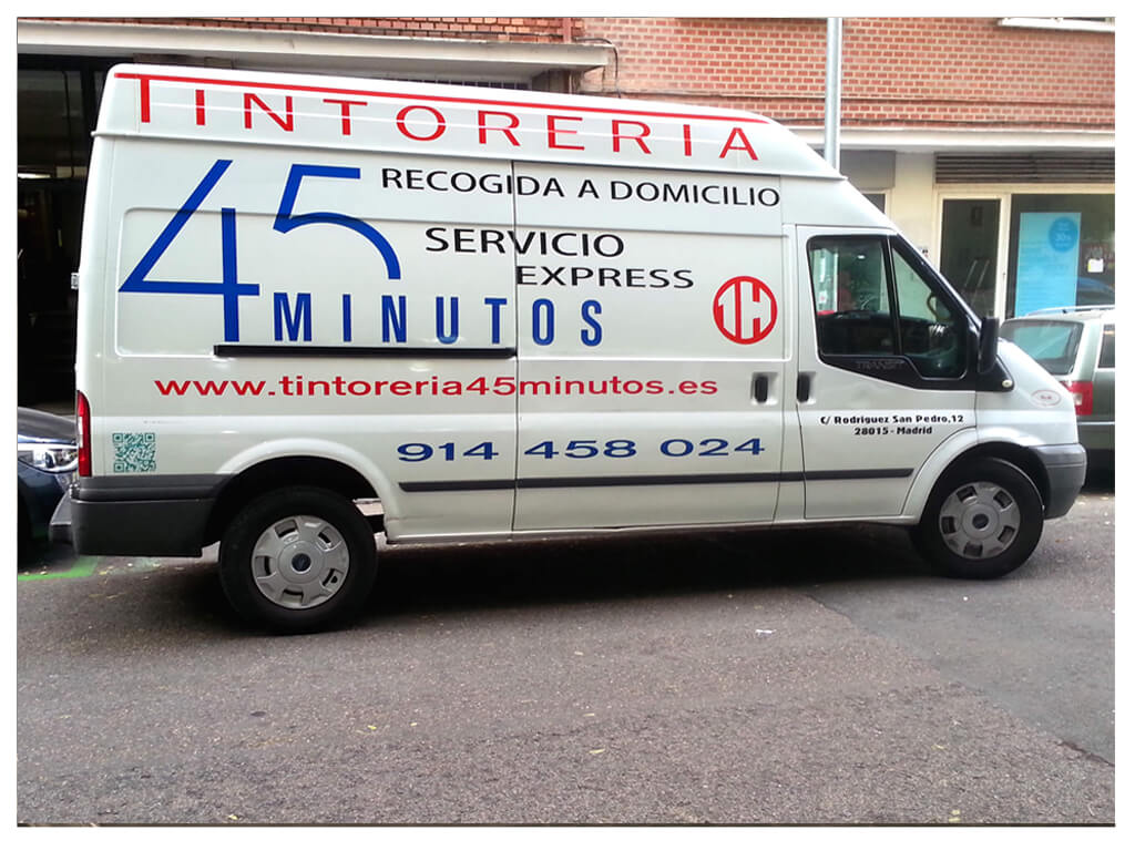 Furgoneta de reparto a domicilio de Tintorería 45 Minutos en Madrid